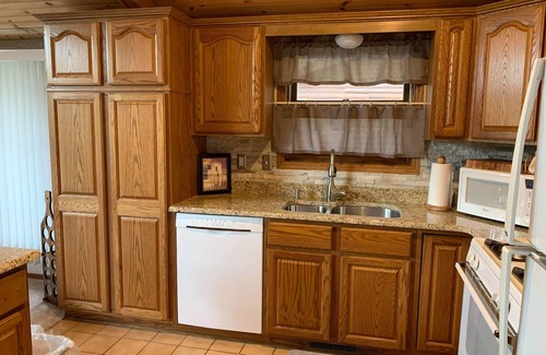 Montello House | Lakehouse Paradise w/Hot Tub Near Cascade Mountain
