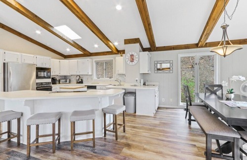 Country Club Estates House | Lakehouse Retreat |Near Country Club Estates w/Golf and Private Beach |Large Deck |Dogs Ok |Fenced