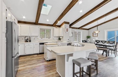 Country Club Estates House | Lakehouse Retreat |Near Country Club Estates w/Golf and Private Beach |Large Deck |Dogs Ok |Fenced