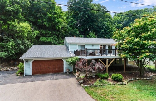 Country Club Estates House | Lakehouse Retreat |Near Country Club Estates w/Golf and Private Beach |Large Deck |Dogs Ok |Fenced