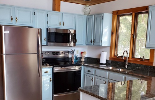 Willsboro House | Lakehouse with Stunning Sunsets on Lake Champlain! Sleeps 6, dog-friendly