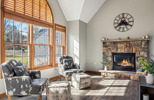 Long Pond House | Lakers Pointe by AvantStay Lakefront Private Peninsula Hot Tub Game Room