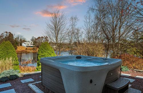 Long Pond House | Lakers Pointe by AvantStay Lakefront Private Peninsula Hot Tub Game Room