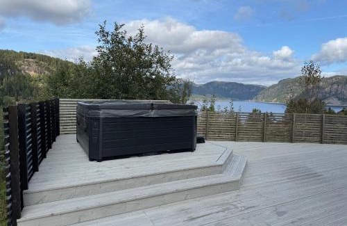 Lund House | Lakes and mountain, we got both!