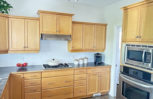 Central Okanagan House | Lakes, outdoor adventure, winery, shops, beaches, surrounded by natural beauty