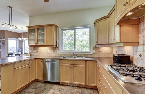 Central Okanagan House | Lakes, outdoor adventure, winery, shops, beaches, surrounded by natural beauty