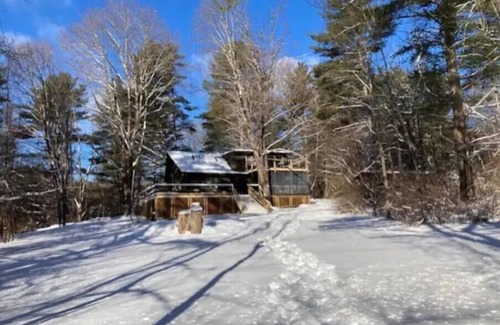 Glendale Cabin | Lakeshore cabin with beach and dock