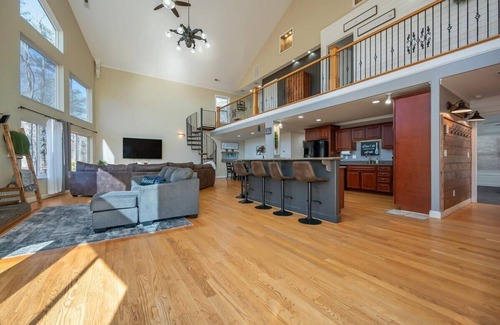 Lynn House | Lakeshore Retreat with Hot Tub and Games