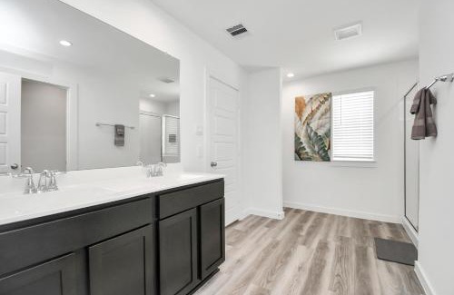 Southeast Houston House | Lakeside 4 Bedroom With King Bed Near Downtown