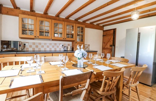 Felmingham Cottage | LAKESIDE BARN, family friendly, country holiday cottage in Aylsham
