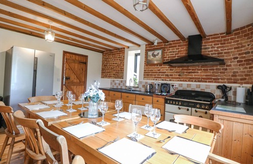 Felmingham Cottage | LAKESIDE BARN, family friendly, country holiday cottage in Aylsham