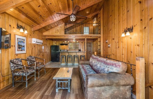Bass Lake Hotel | Lakeside Bliss | Cozy Chalet Minutes from Bass Lake & Yosemite’s Natural Wonders