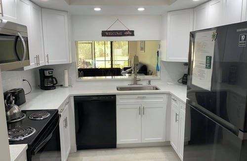 South Bradenton Condo | Lakeside Condo at Shorewalk, Bradenton. IMG, Beaches & Restaurants Nearby