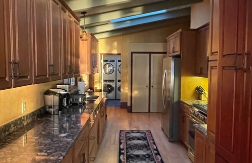 Williamsburg Cottage | Lakeside Cottage and detached Guest cabin sleeps 28