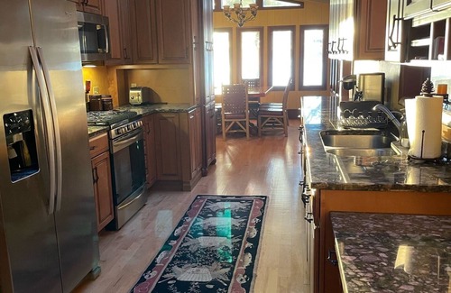 Williamsburg Cottage | Lakeside Cottage and detached Guest cabin sleeps 28
