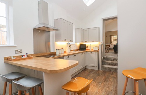Macclesfield Cottage | LAKESIDE COTTAGE, family friendly, with a garden in Macclesfield