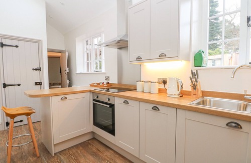 Macclesfield Cottage | LAKESIDE COTTAGE, family friendly, with a garden in Macclesfield