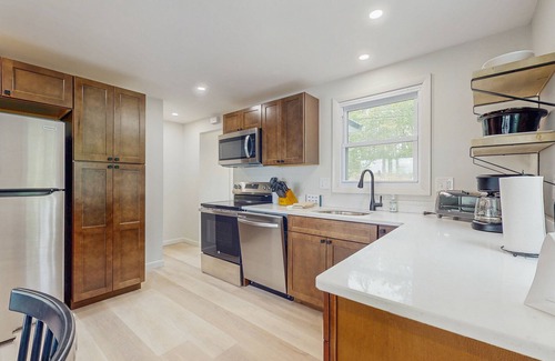 Ossipee House | Lakeside cottage with beautiful water-views and outdoor fire pit
