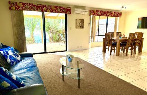 Encounter Bay House | Lakeside Getaway - 4br Jetty, Wi-fi, Waterfront