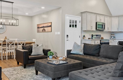 Westview House | Lakeside Home - Pool Table - Fire Pit - Sleeps 12