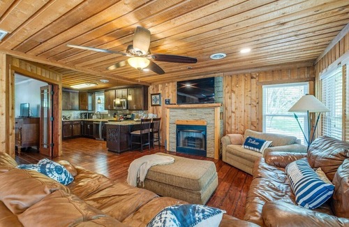 Gallatin Cottage | Lakeside:King Beds, Firepit, Kayaks & Fishing Gear