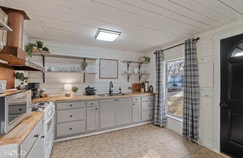 Uncertain House | Lakeside Landing, Waterfront, With Kayaks & Canoes