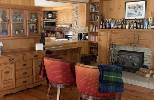 Val-des-Monts Ski Chalet | Lakeside living at it’s best on Lac Mcgregor
