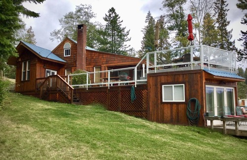 Sagle House | LAKESIDE LODGE. GARFIELD BAY WATERFRONT. TWO DECKS. DOCK. GREAT MOUNTAIN VIEWS.