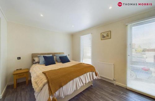 Huntingdon House | Lakeside Lodge Retreat with Views