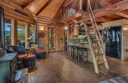 Coeur d'Alene House | Lakeside Loft | Beautiful Waterfront Log Cabin