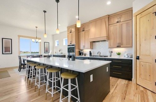 Centerra House | Lakeside Luxury - Hot Tub, Pool Table, and Views
