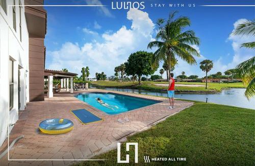 Country Club House | Lakeside Oasis Pool Sauna and Golf in Miami L40
