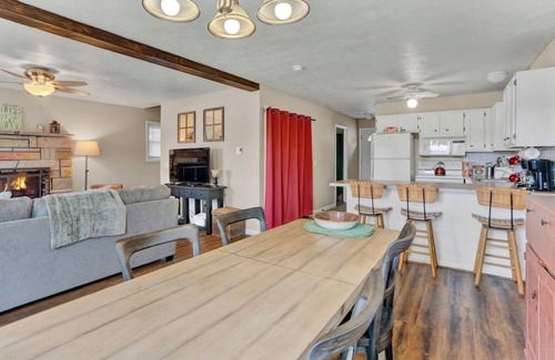 Tobyhanna Cottage | Lakeside Poconos w/Hot Tub, Firepit, Private Beach