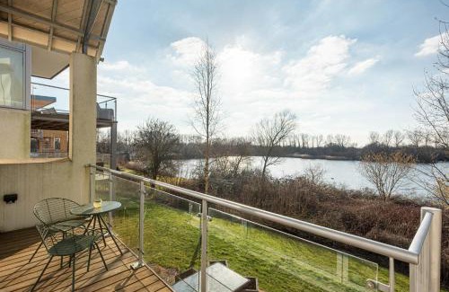 Cirencester House | Lakeside property with spa access on a nature reserve Owls Hoot HM69