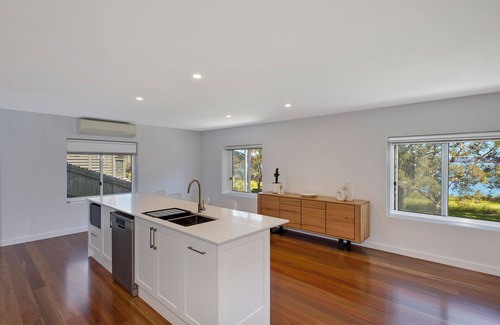 Long Jetty Apartment | Lakeside Retreat