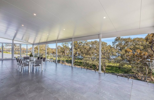 Long Jetty Apartment | Lakeside Retreat