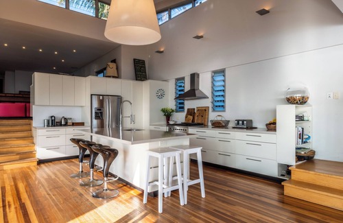 Central Coast House | Lakeside Retreat for Families & Groups – Spacious 5-Bedroom Home with Pool