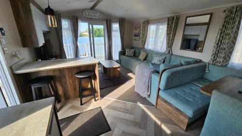 Tattershall House | Lakeside Rudd Lake, 3 bed property with hot tub and stunning views