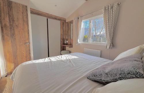 Tattershall House | Lakeside Rudd Lake, 3 bed property with hot tub and stunning views