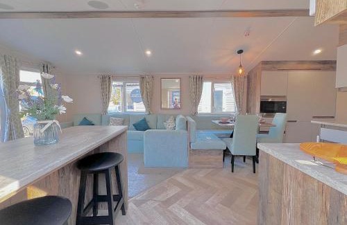 Tattershall House | Lakeside Rudd Lake, 3 bed property with hot tub and stunning views