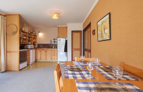 Wanaka Cottage | Lakeside Serenity - Wanaka Holiday Home