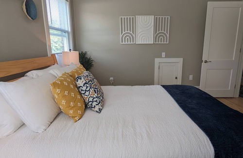 Lakeside - Lester Park Apartment | Lakeside Studio | Cozy East Side Apartment