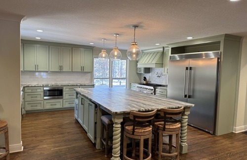 Hattiesburg House | Lakeside with a pool, zip line, horse shoe pit, kayaks. Large gathering spaces