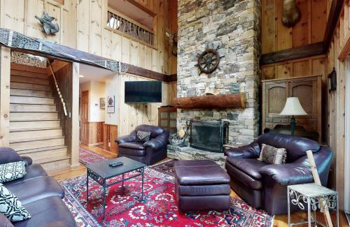 Cullowhee House | Lakeview Cabin