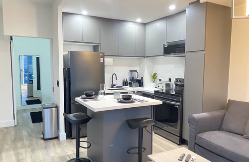 Central Waterfront Condo | Lakeview Condo with A Lot to Offer!