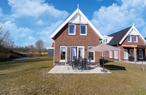 Municipality of Nissewaard House | Lakeview corner holiday home with lots of privacy