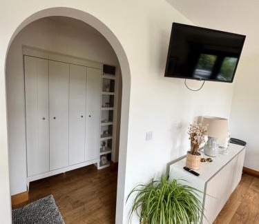 Enniskillen House | Lakeview Ensuite - Peaceful Country Escape