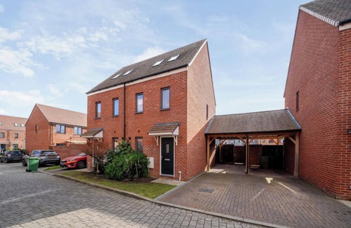 Ebbsfleet Valley House | Lakeview House - Sleeps 6, Garden & Free Parking