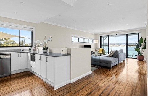 Speers Point House | Lakeview Oasis on The Esplanade
