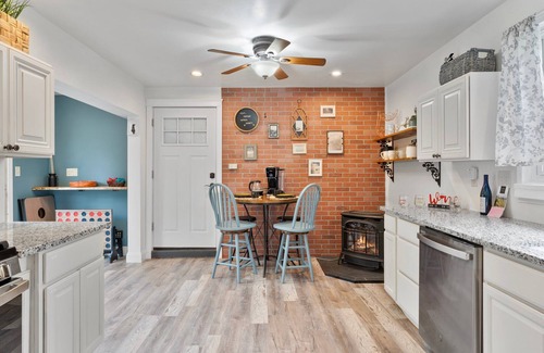 Union Springs House | Lakeview on Cayuga Wine Trail Fenced Yard 2 King Beds Sunset Views